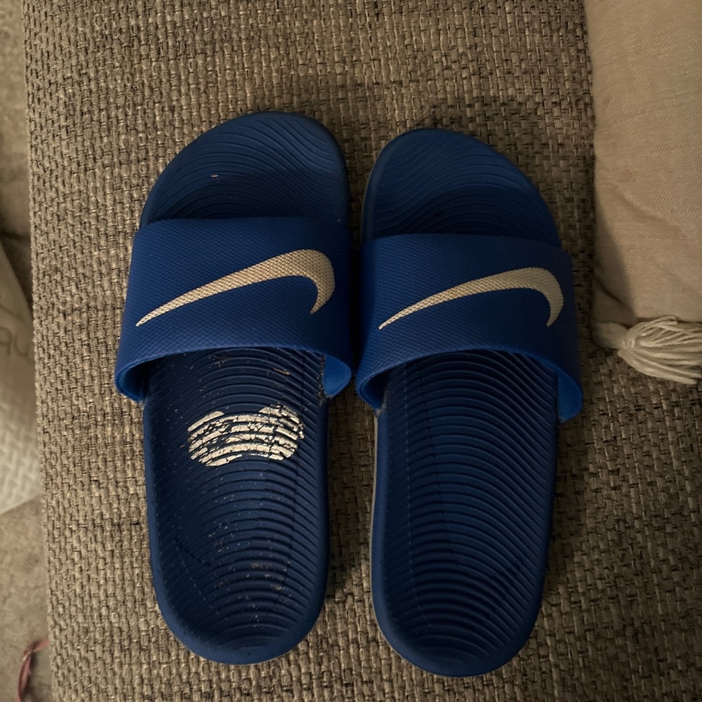 Used Nike slide for boys size 4
